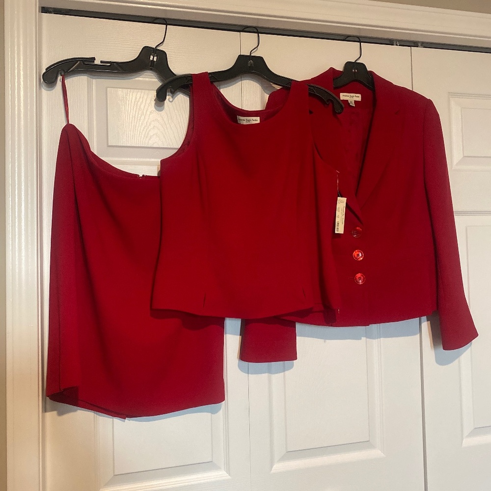 NWT BEAUTIFUL RED AMANDA SMITH WOMANS THREE PIECE SUIT SIZE 12P